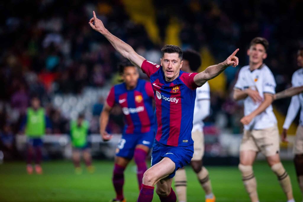 Com hat-trick, Lewandowski salva Barcelona em jogo com festival de falhas defensivas