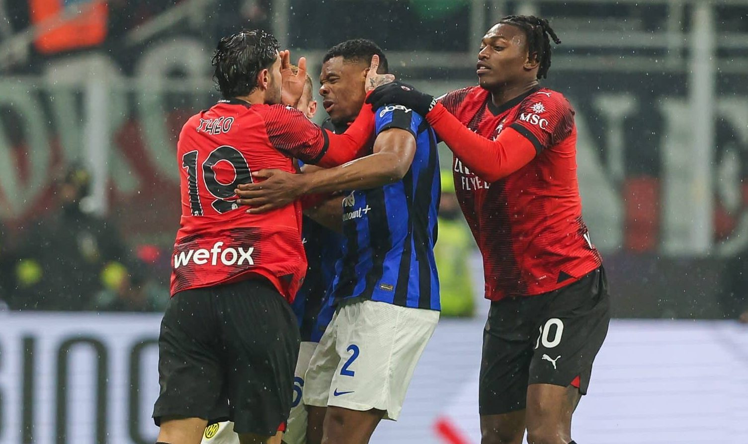 Porquê papeleta esquentou ainda mais rivalidade entre Inter e Milan e pode render até coima