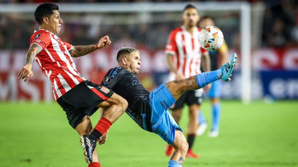 Opoente do Grêmio, Estudiantes se solidariza na frente das enchentes em Porto Prazenteiro