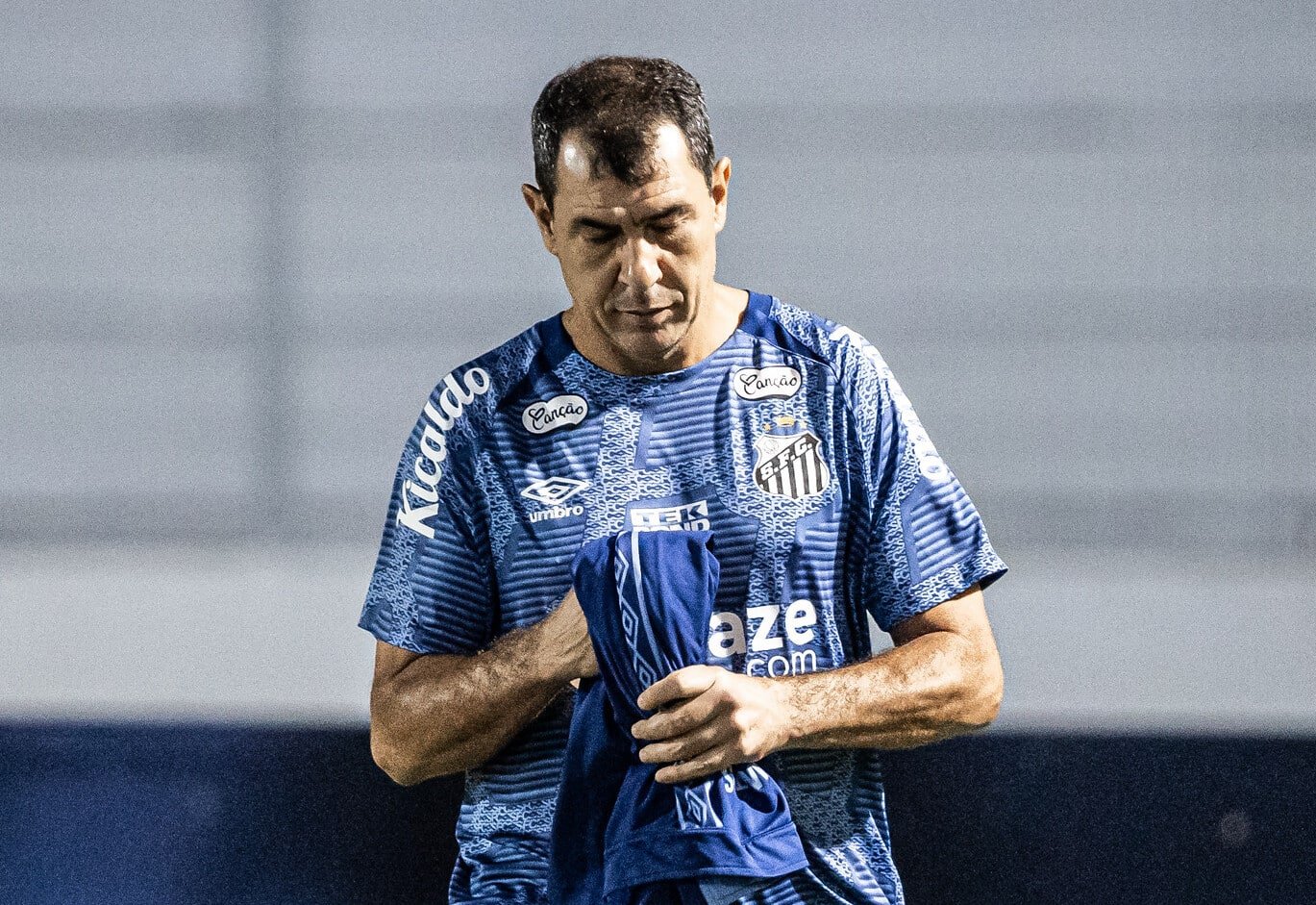 Carille vê atuação consistente do Santos, contudo lamenta pouco controle de esfera