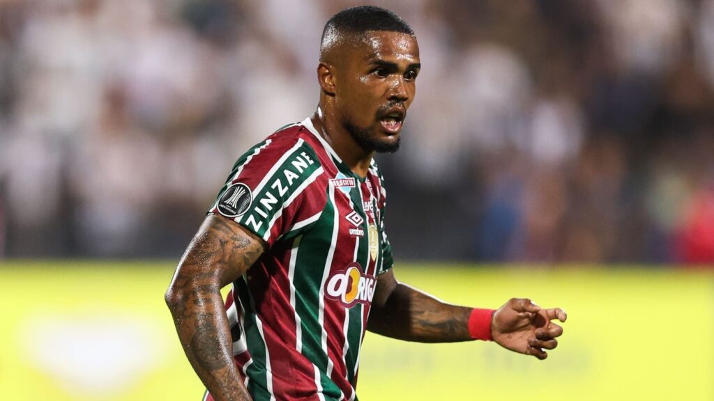 Douglas Costa ganha sequência e vira objecto essencial no Fluminense