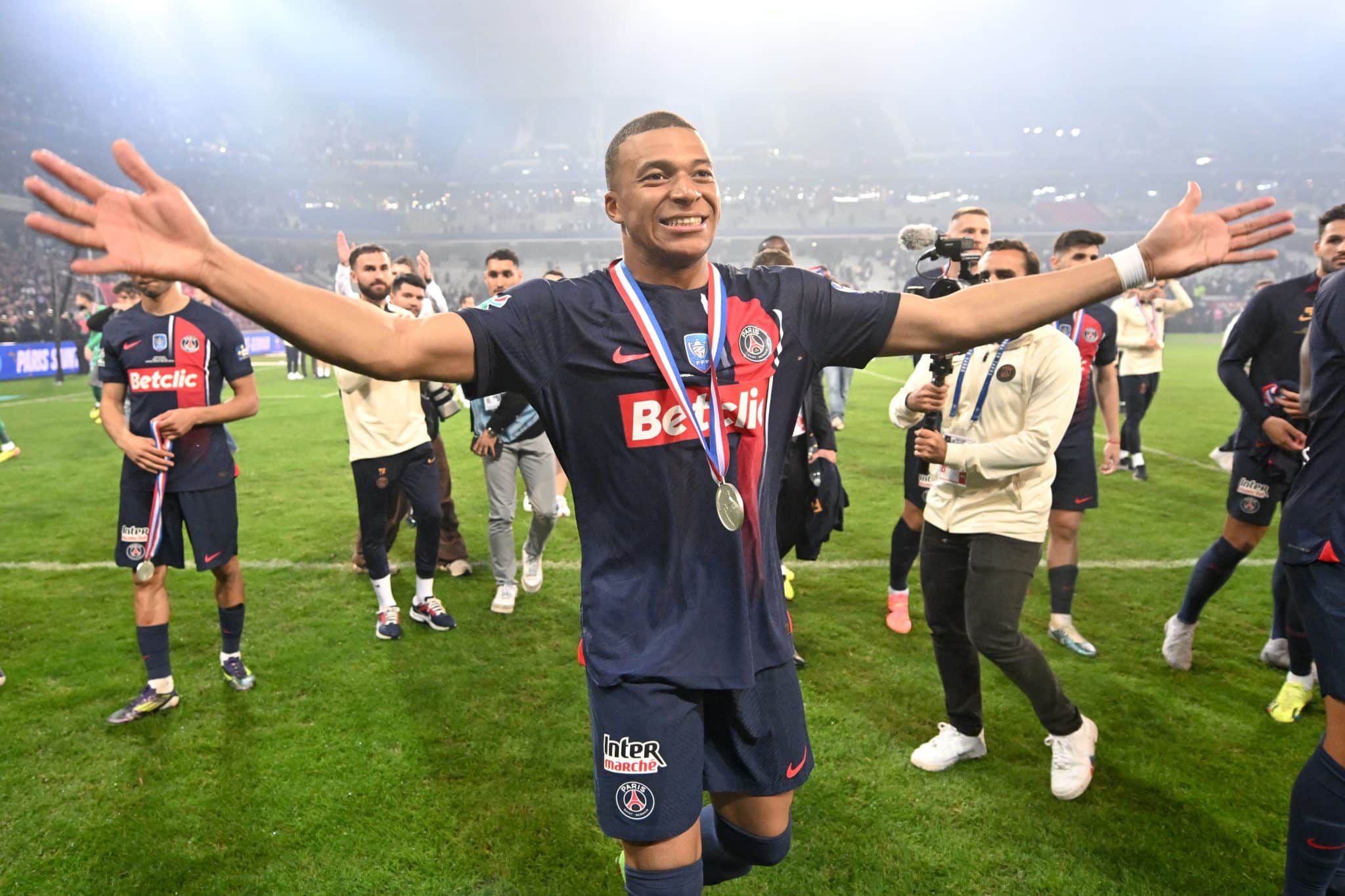 Mbappé prova nostalgia em despedida do PSG, porém diz aguardar porvir feérico