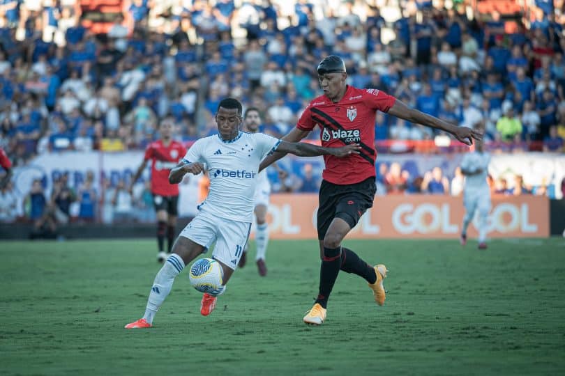 Matheus Pereira fita gol da cartola e salva jogo malévolo do Cruzeiro contra o Atlético-GO