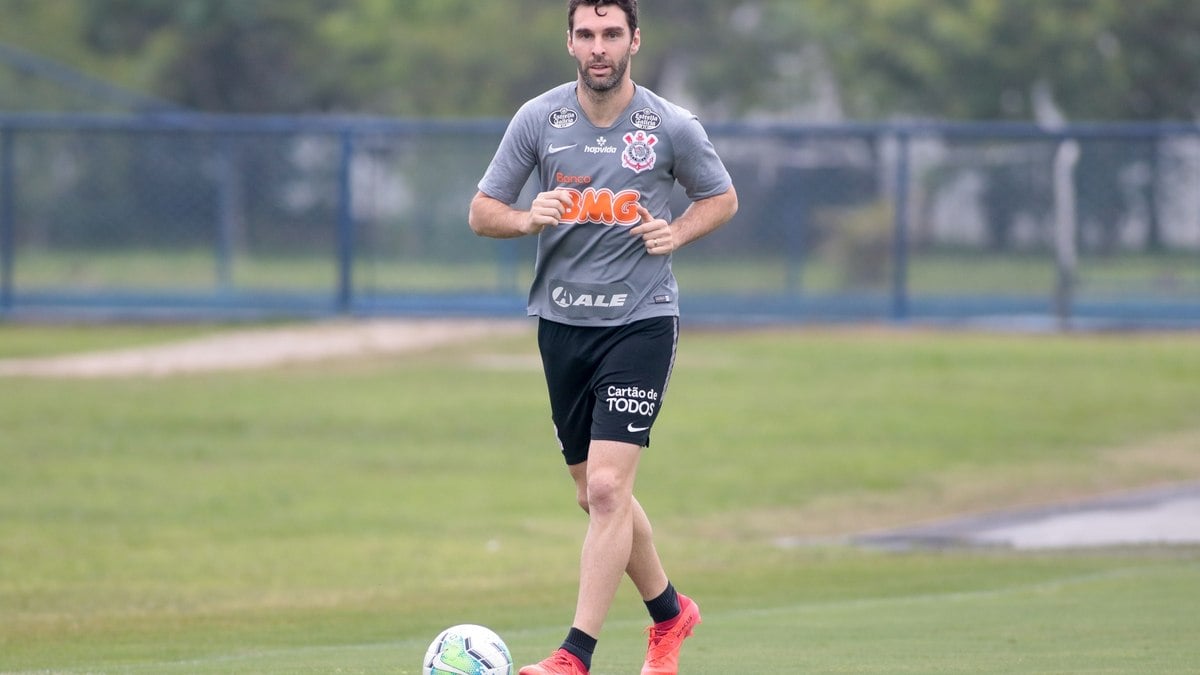 Atacador,ex-Corinthians, é internado dias antes de sua despedida do futebol