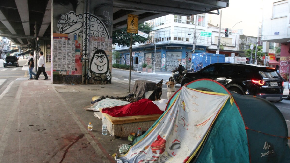 projeto que coima quem ceder marmita a habitante de rua é retido