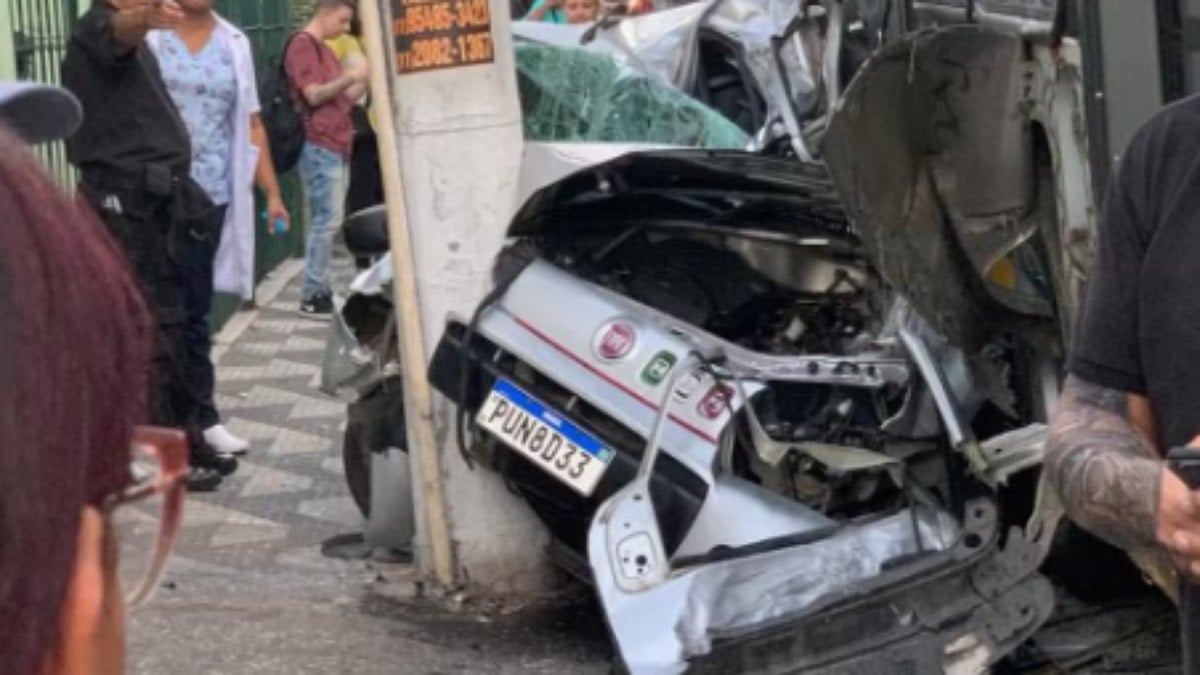 ônibus destrói automóvel e motorista escapa da decesso por 30s