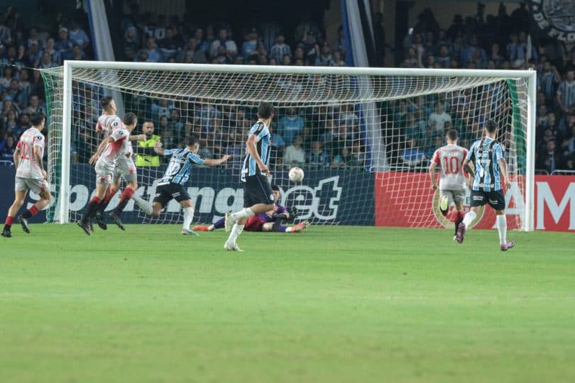 Estudiantes empata no final, e Grêmio pegará o Fluminense nas oitavas da Libertadores