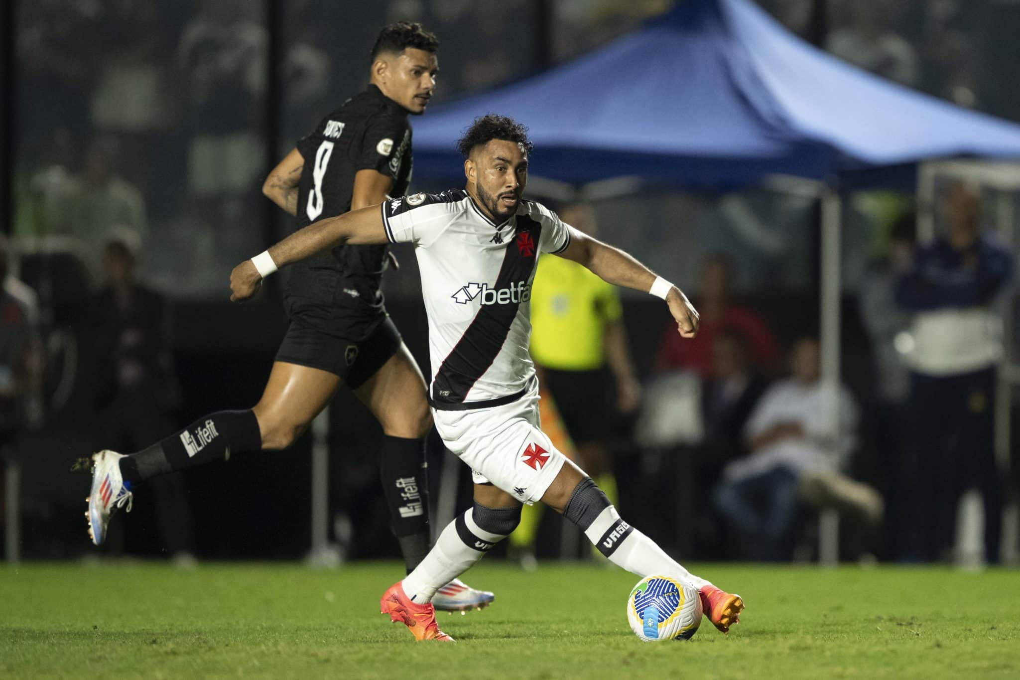 Ódio de Payet foi o que chamou cortesia no empate entre Vasco e Botafogo