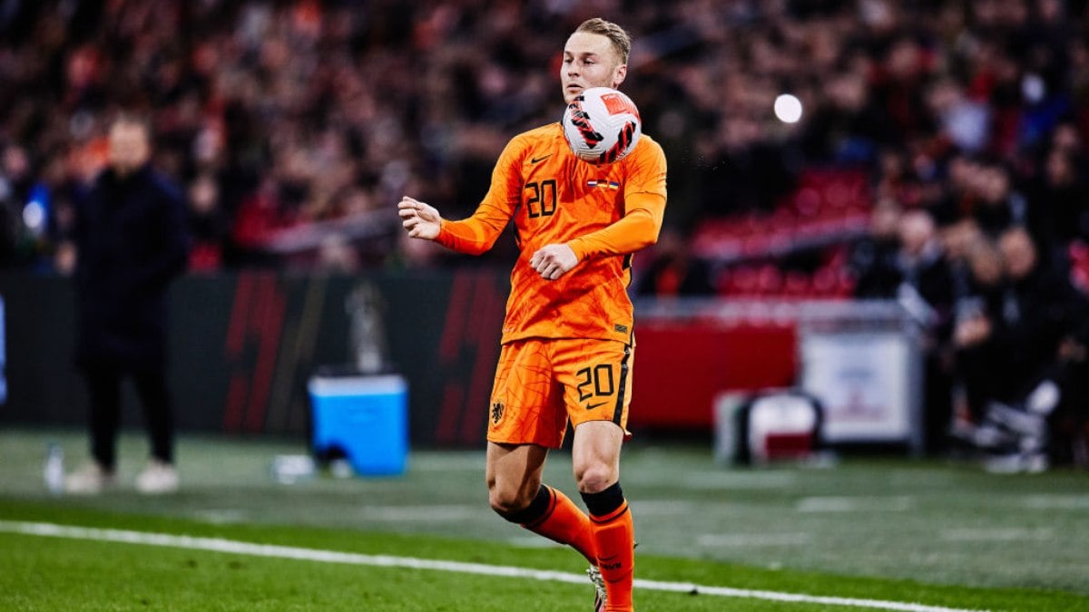 Já sem De Jong, Holanda perde outro meio-campista por chaga