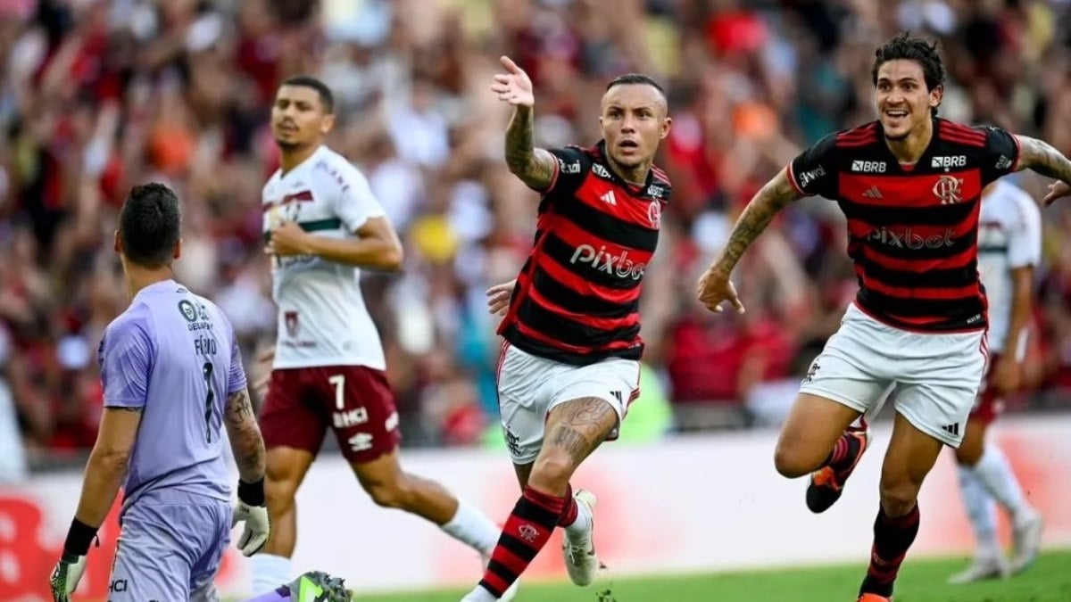 Flamengo, líder do Brasileirão, enfrenta Fluminense, lanterna da competição, em mais singular clássico