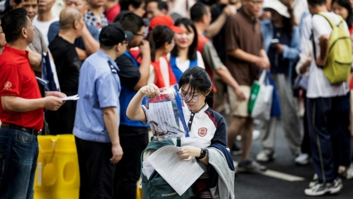 Milhões de chineses iniciam os temidos exames de entrada na universidade