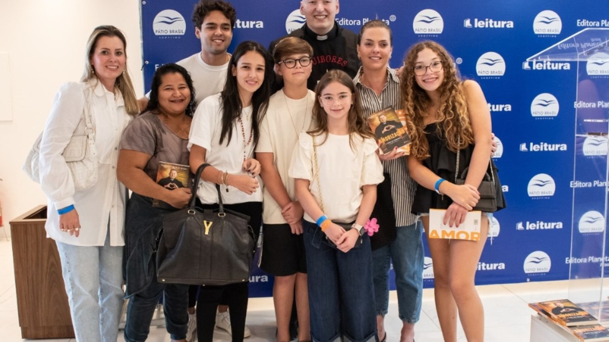 Clérigo Marcelo Rossi participa de sessão de autógrafos em Brasília