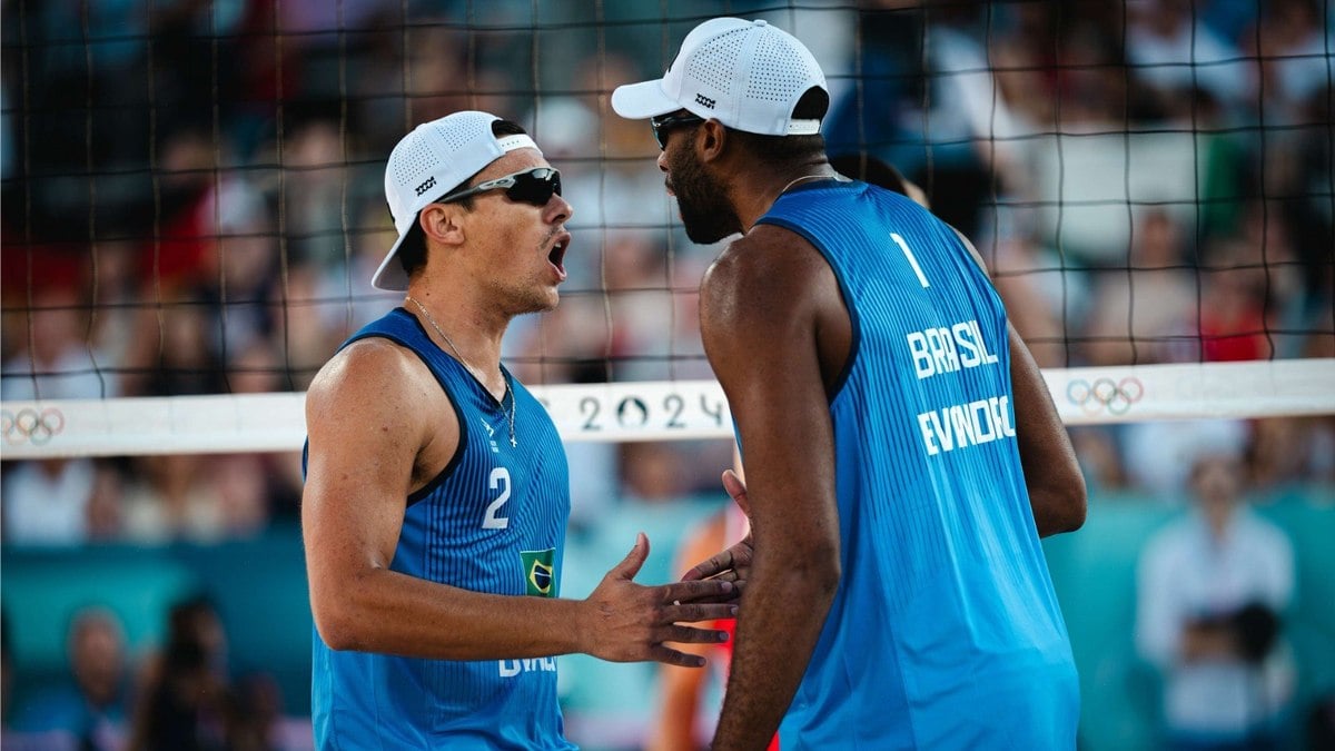 Evandro e Arthur vencem dupla canadense e avançam às oitavas no vôlei de beira-mar