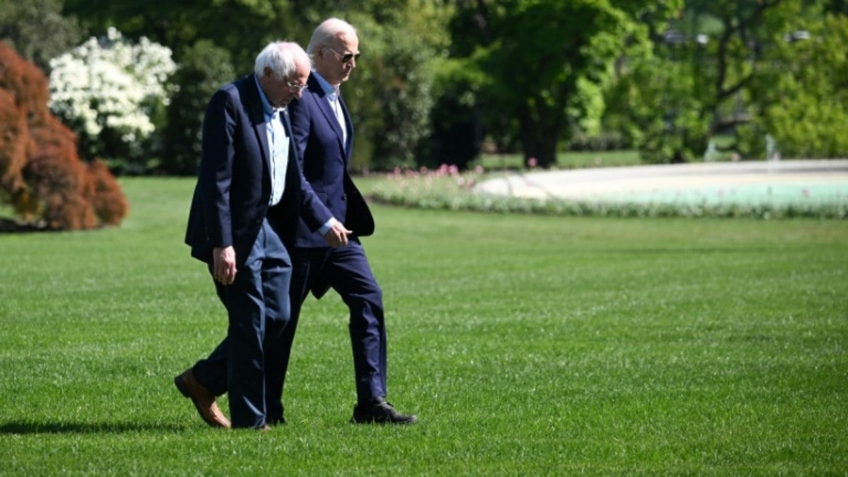 Biden recebe amparo do esquerdista Bernie Sanders