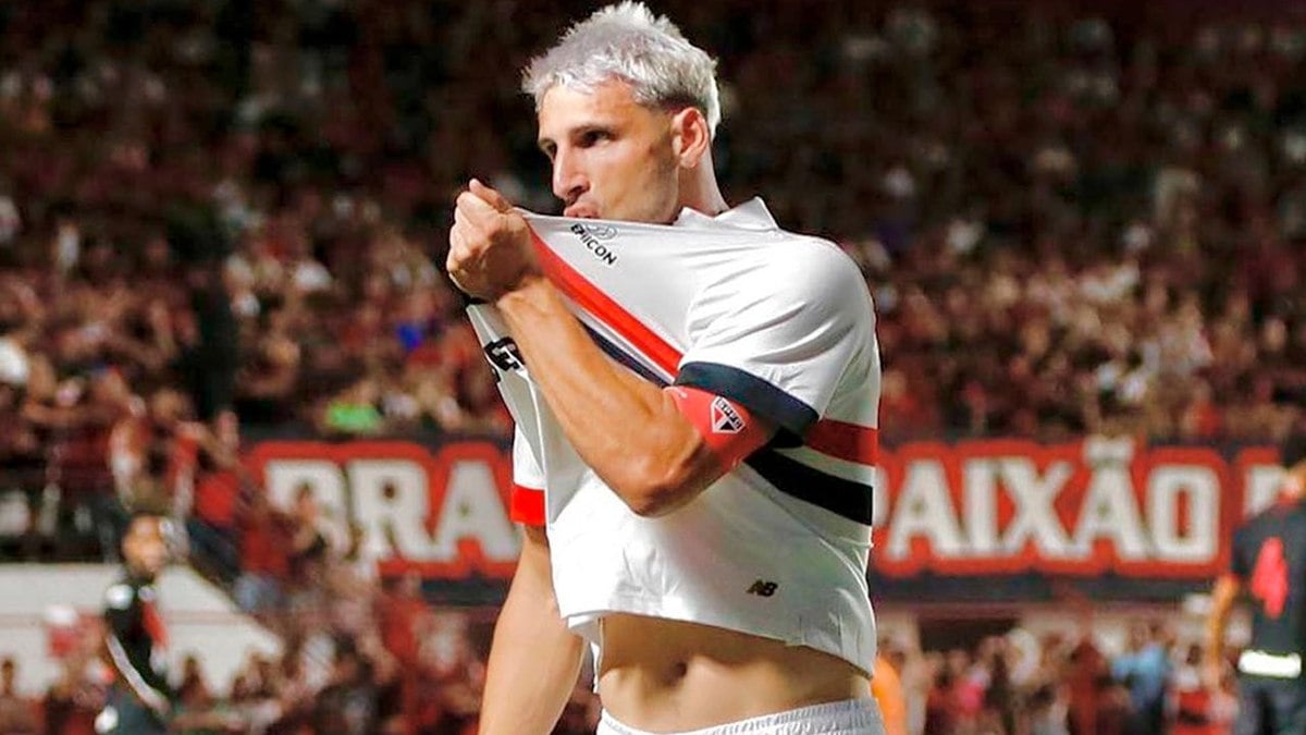 Calleri, do São Paulo, recebe camisa do Autêntico Madrid, de Vini Jr