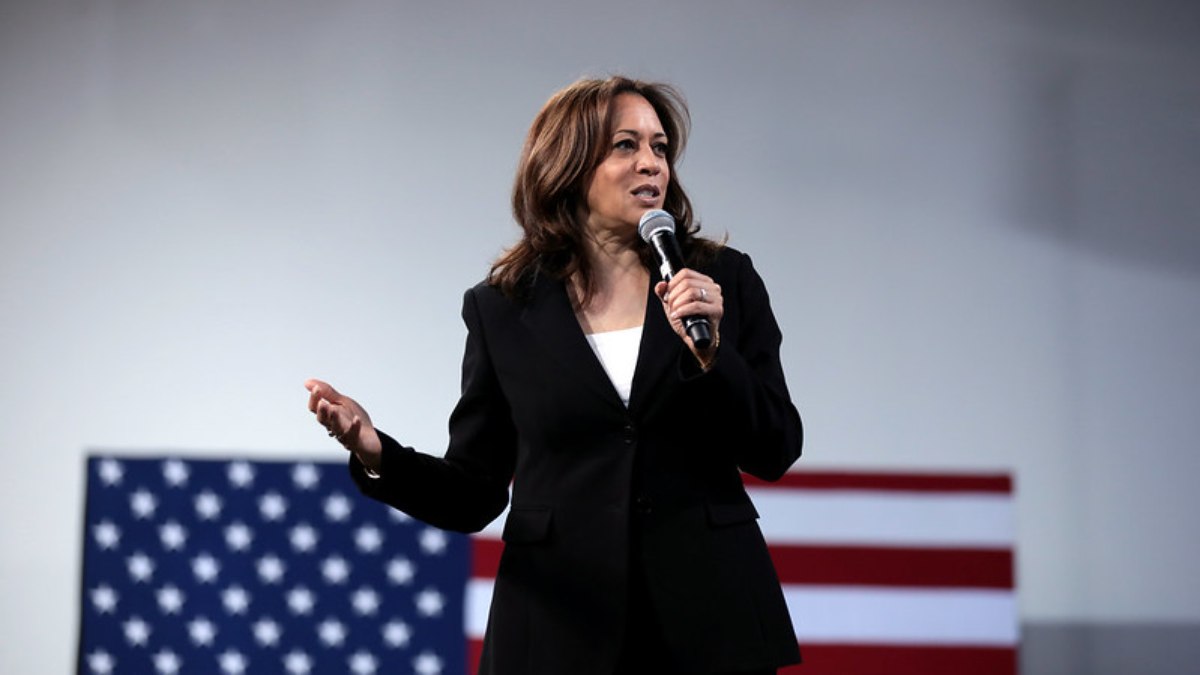 Kamala Harris diz que Biden é ‘singular’ em 1º decorrer depois deserção do democrata