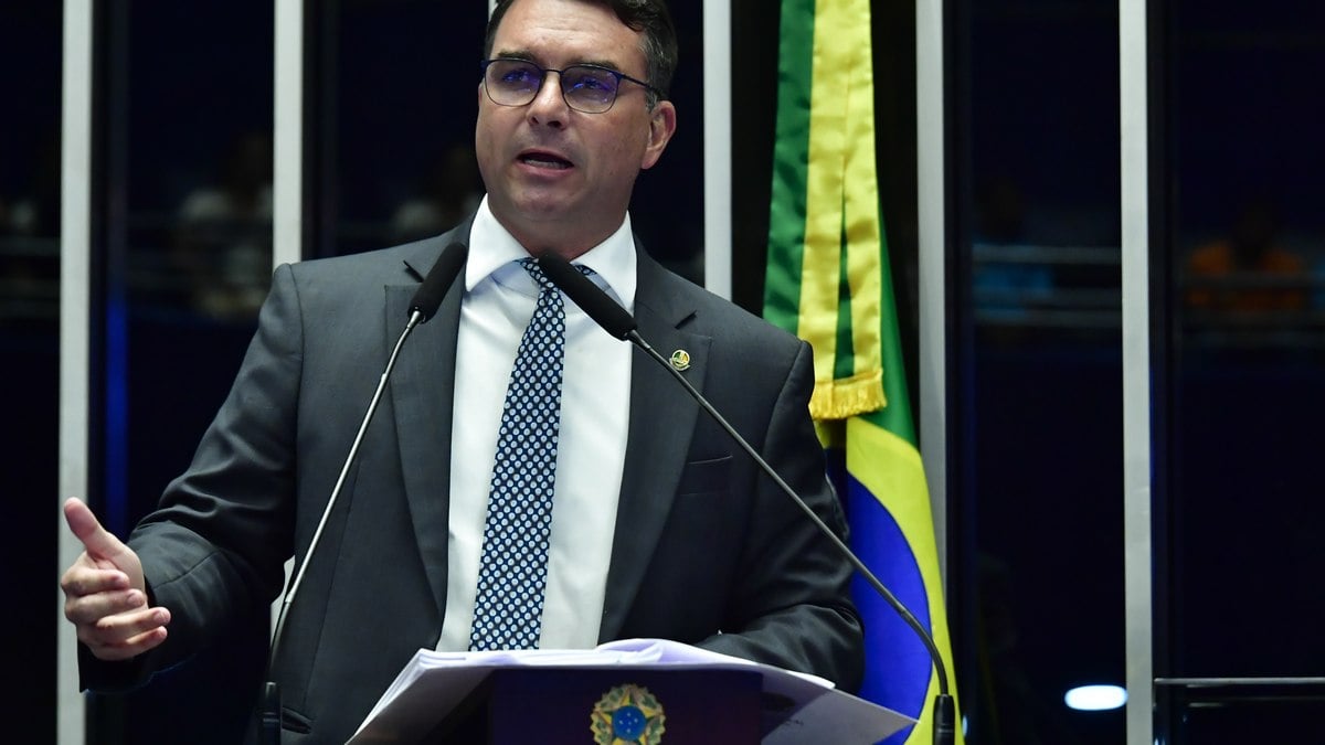 Flávio Bolsonaro se pronuncia a respeito de áudio e conserva falas do instituidor