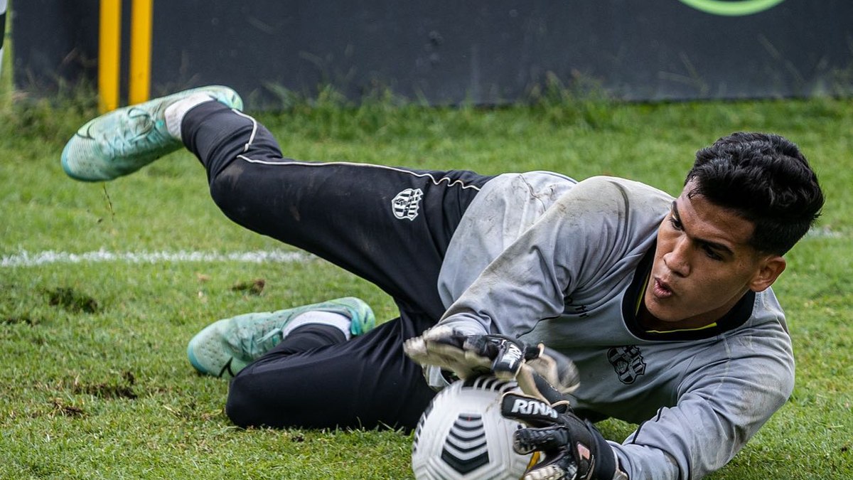 Goleiro do Barcelona-EQU morre aos 20 anos posteriormente resvalar e colidir a carola