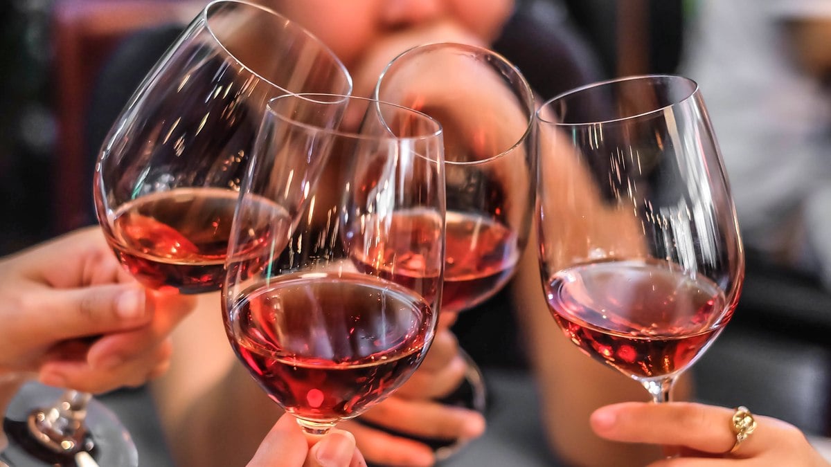 Uma taça de vinho ao dia ou nunca tomar? Cientistas revelam o que é melhor para a saúde