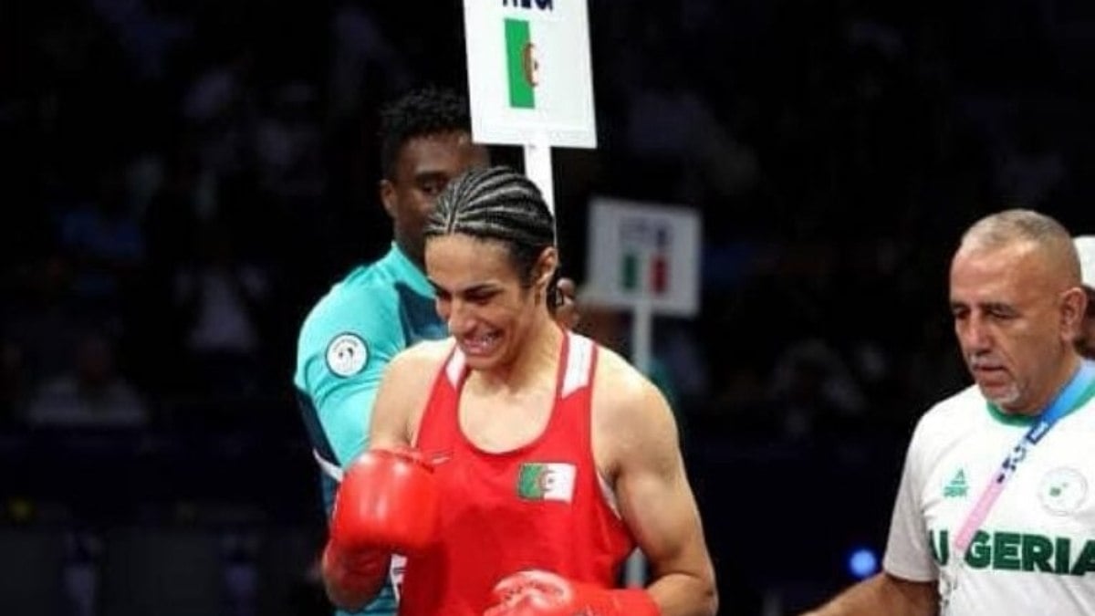 Boxeadora argelina tomada 1ª condecoração em Paris e vigia mulheres contra ataques