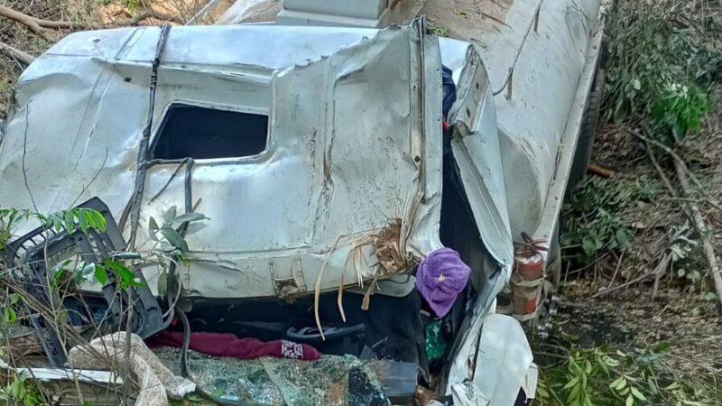 Bombeiros resgatam motorista agarrado em cabine de caminhão