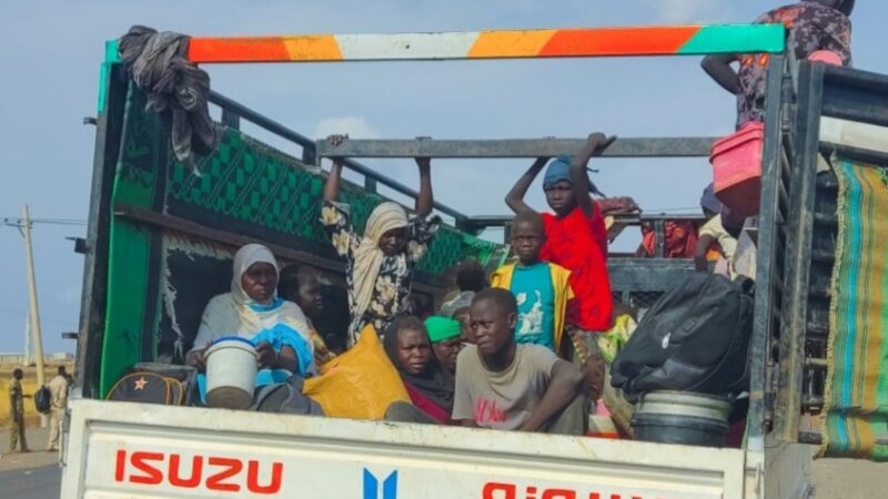 Centenas de famílias sudanesas fogem posteriormente violentos combates perto de Cartum