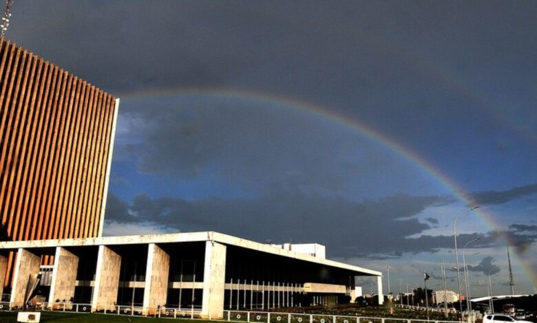 Ibaneis sanciona regra que proíbe rotina dos termos “emprego” e “civil” em elevadores do DF