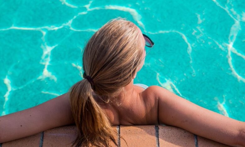 Por que os cabelos loiros ficam verdes na piscina? Saiba uma vez que refrear isso neste estio! Por que os cabelos loiros ficam verdes na piscina? Saiba uma vez que refrear isso neste estio!