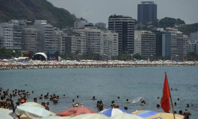 Vistoria encontra irregularidades em hotéis na ourela de Copacabana, no Rio