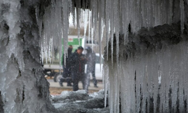 Migrantes enfrentam temperaturas negativas na marco com os EUA Migrantes enfrentam temperaturas negativas na marco com os EUA