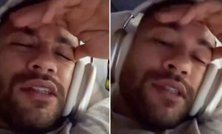 Em aeroplano, Neymar reclama de espaço do voo: ‘Jamais chega não’ Em aeroplano, Neymar reclama de espaço do voo: ‘Jamais chega não’