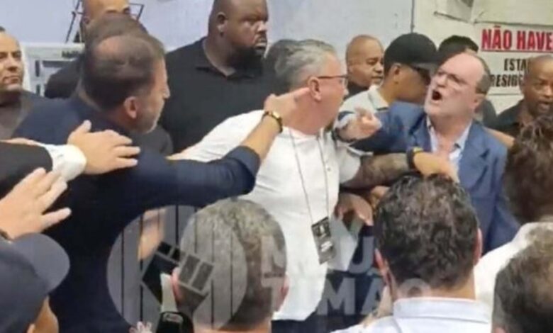 Em noite de desordem no Alameda São Jorge, sufrágio de impeachment no Corinthians é suspensa Em noite de desordem no Alameda São Jorge, sufrágio de impeachment no Corinthians é suspensa