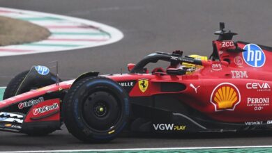 Hamilton pilota pela primeira turno único automóvel da Ferrari