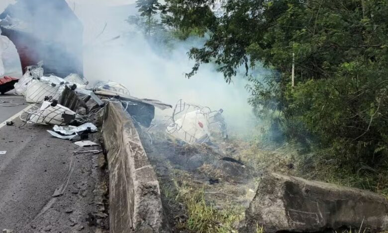 Carreta com resultado químico tomba e BR-101 é interditada em SC