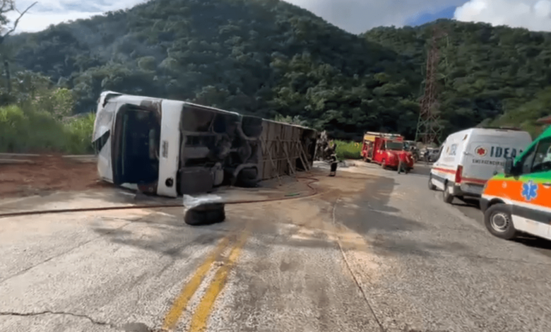 SC: ônibus com adolescentes tomba a viela do Beto Carrero