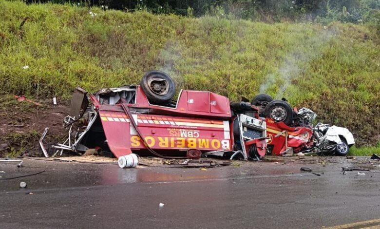 Acidente com caminhão dos bombeiros deixa 5 mortos no RS Acidente com caminhão dos bombeiros deixa 5 mortos no RS