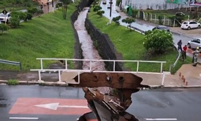 Chuva derruba fracção de ponte e arrasta caçamba em rua de Rio Virente Chuva derruba fracção de ponte e arrasta caçamba em rua de Rio Virente