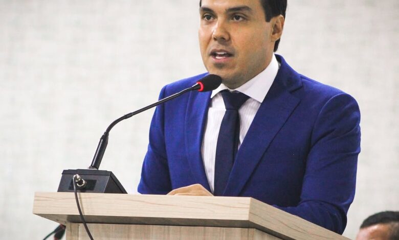 José Délio e vice-prefeito são empossados em Hidrolândia José Délio e vice-prefeito são empossados em Hidrolândia