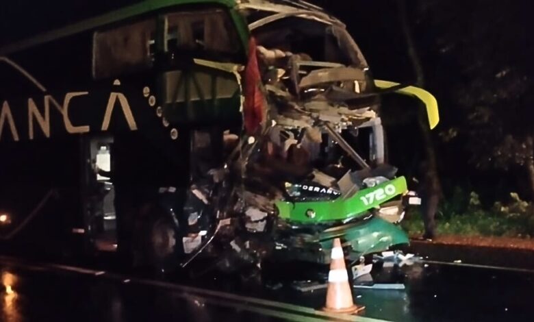 Abalroação entre ônibus deixa 1 defunto e 2 feridos na BR-153 Abalroação entre ônibus deixa 1 defunto e 2 feridos na BR-153