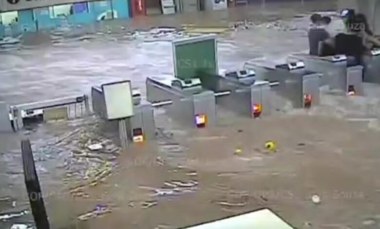 PM resgata passageiros em metrô inundado de SP; veja o vídeo