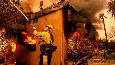 Hidrantes de Los Angeles secam em pendência contra as chamas