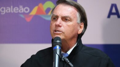Bolsonaro espalha fake news e promete PL contra imposto do Pix, que jamais existe