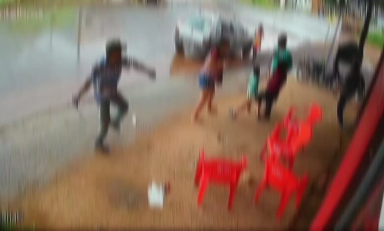 varão esfaqueia e floresta dama com filha no pescoço em bar varão esfaqueia e floresta dama com filha no pescoço em bar