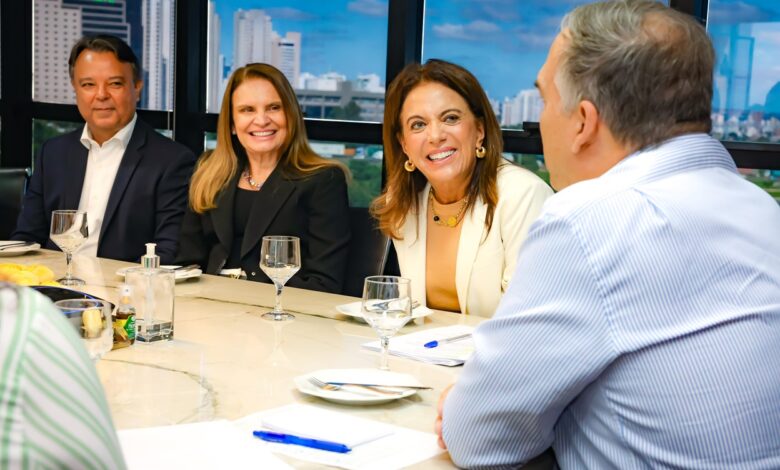 Gracinha visitante Mabel e anuncia restaurante popular em Goiânia