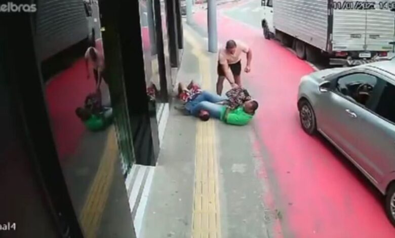 Varão agarrado por arrebatar joalheria é prisioneiro por pessoas em rua do praia de SP Varão agarrado por arrebatar joalheria é prisioneiro por pessoas em rua do praia de SP