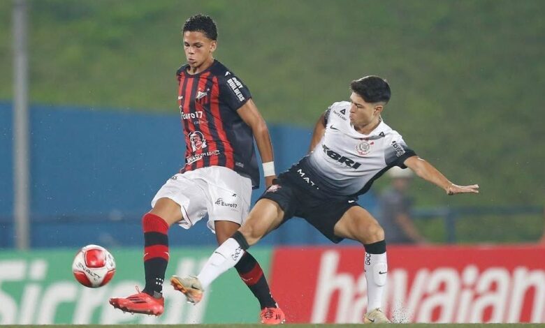 Goleiro brilha, Corinthians elimina Ituano e avança às quartas da Copinha Goleiro brilha, Corinthians elimina Ituano e avança às quartas da Copinha