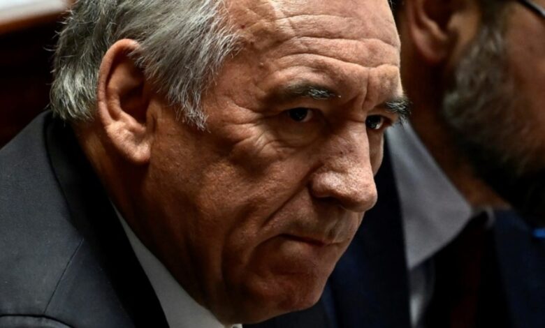 França garante seu orçamento sem solucionar crise política França garante seu orçamento sem solucionar crise política