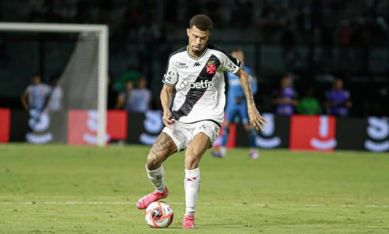 João Victor discute com torcedores depois empate do Vasco João Victor discute com torcedores depois empate do Vasco