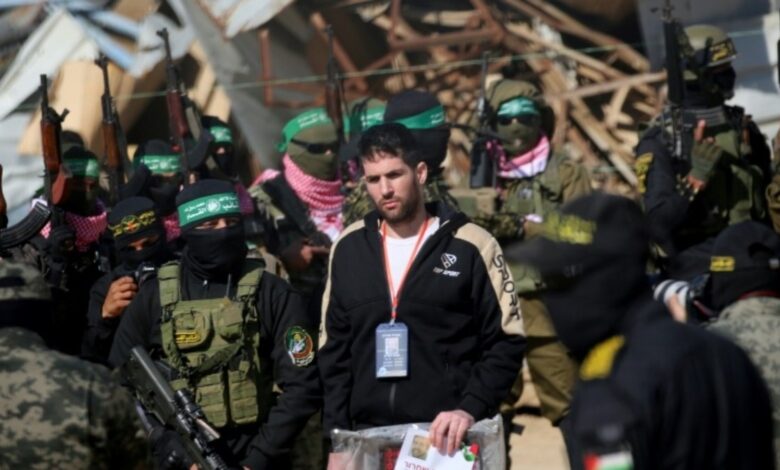 Refém israelense libertado conhece nome da filha nascida durante seu cativeiro Refém israelense libertado conhece nome da filha nascida durante seu cativeiro