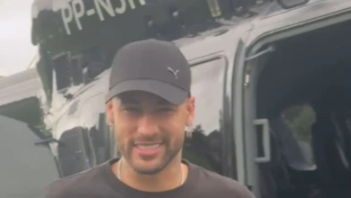 De helicóptero, Neymar se reapresenta para exercício no CT Régio Pelé